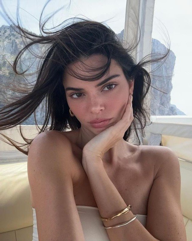 Kendall Jenner - pulseira - acessório minimalista - Verão - Itália - https://stealthelook.com.br