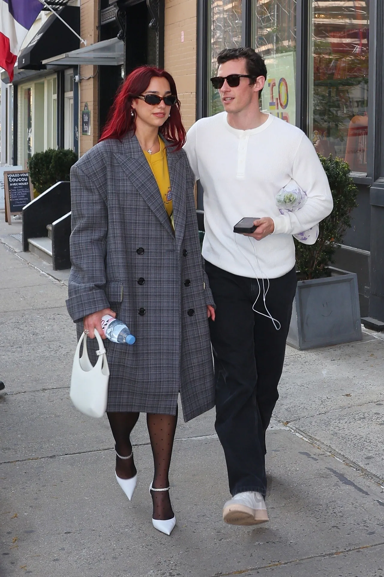 Dua Lipa e Callum Turner - looks de casal - looks de casal - Inverno - Estados Unidos - https://stealthelook.com.br