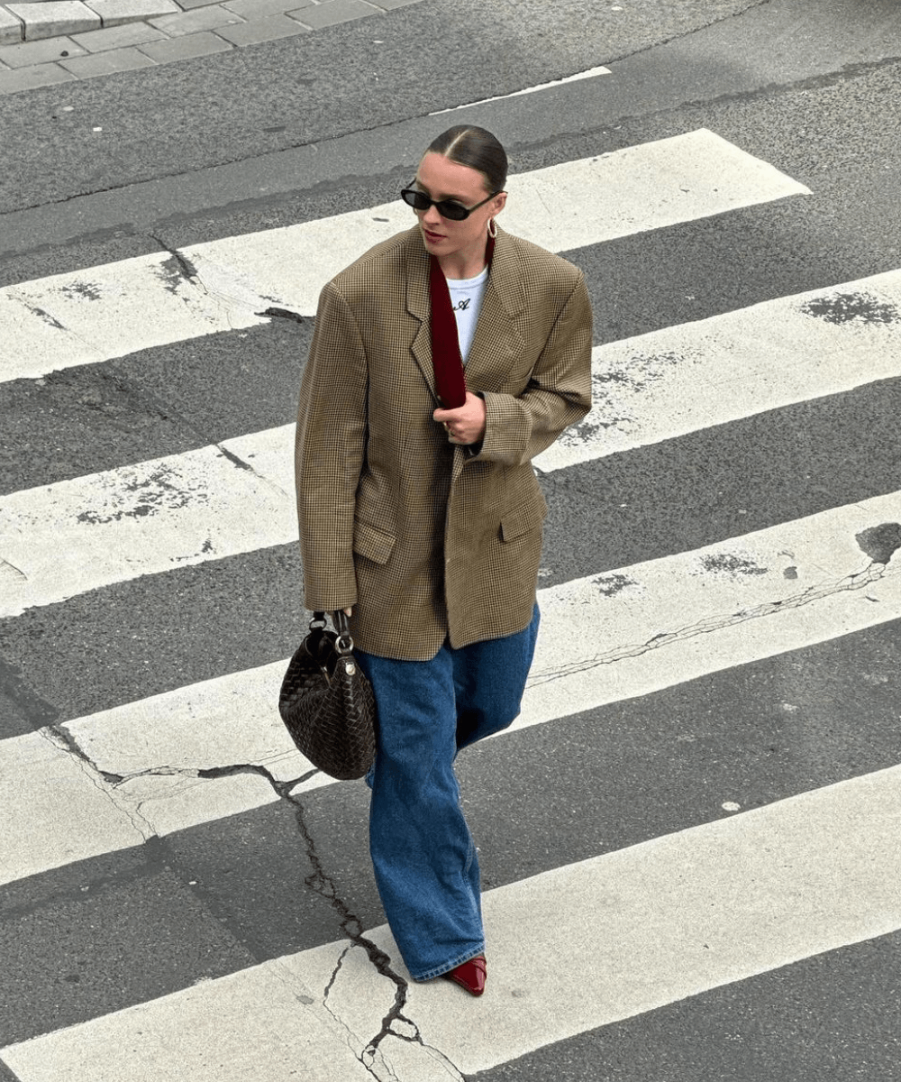 @lara_bsmnn - calça jeans, scarpin vermelho, regata branca e blazer xadrez - looks para festa junina com calça jeans - inverno - mulher de óculos andando na rua - https://stealthelook.com.br