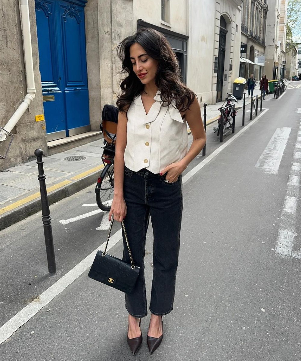 Taïna Cassagnes - calça jeans, scarpin e colete off white - looks com calça preta - primavera - mulher morena em pé na rua - https://stealthelook.com.br