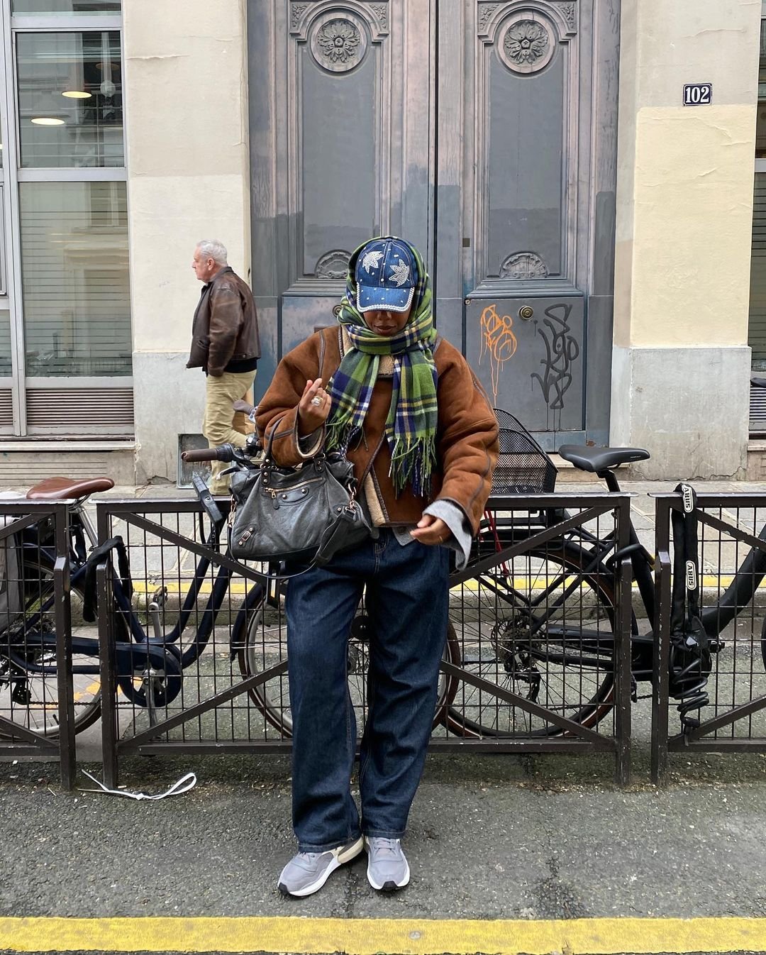 @blackmaroccan - casaco-marrom-cachecol-xadrez-boné-jeans-calça-tenis-bolsa - looks de frio - inverno - Paris - https://stealthelook.com.br