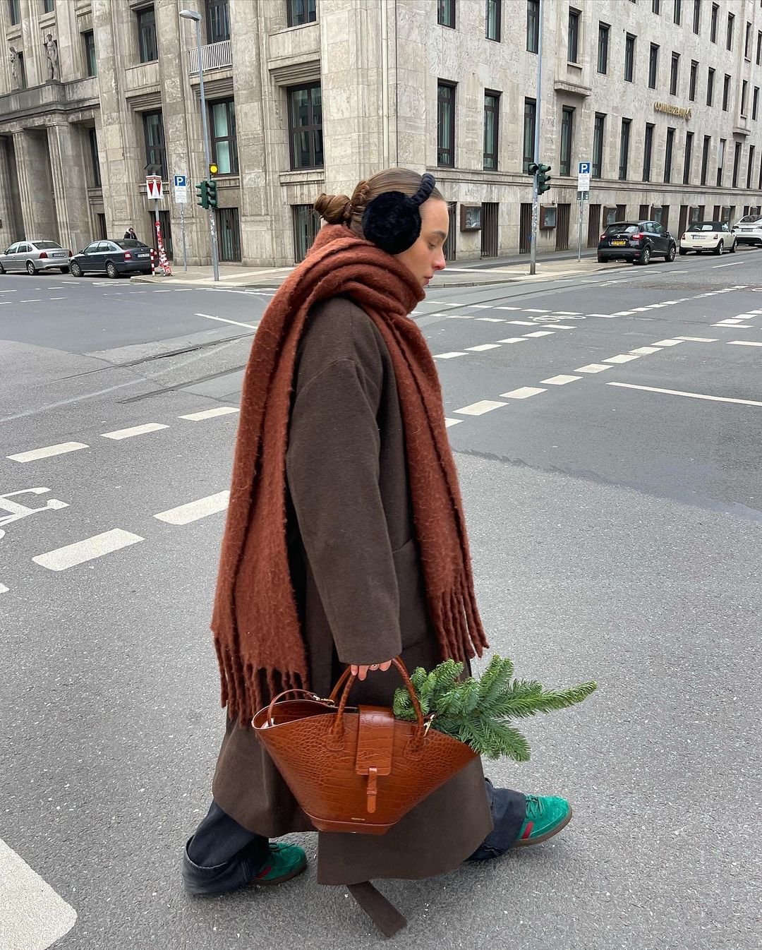 lara_bsmnn - casaco-marrom-calça-cachecol - looks de frio - inverno - Düsseldorf - https://stealthelook.com.br