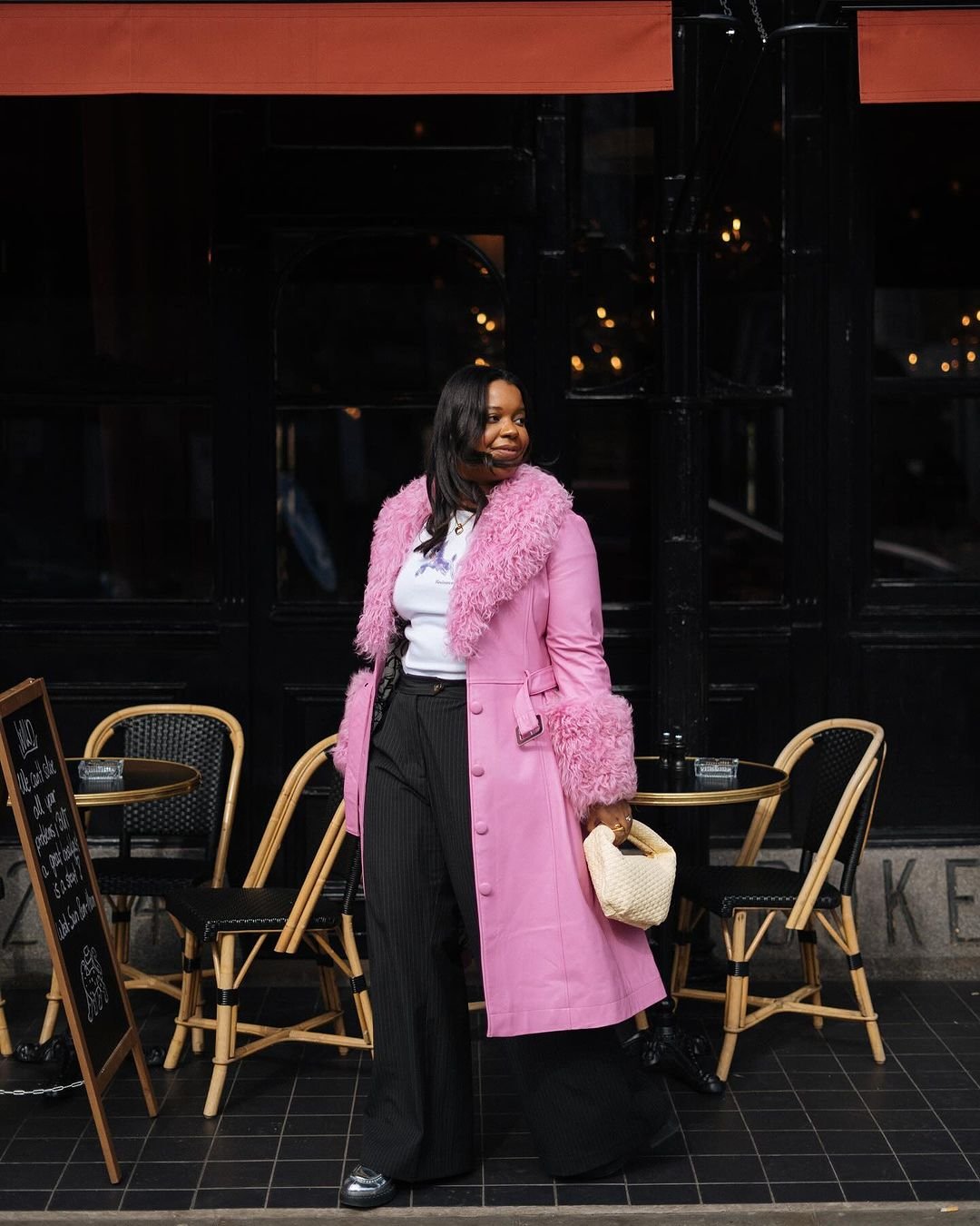 Karina - camiseta-branca-casaco-rosa-calça-risca-de-giz-preta-mocassim-bolsa-branca - looks de frio - primavera - Inglaterra - https://stealthelook.com.br