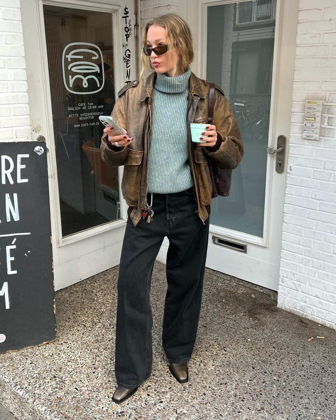 @e1isabethng - jaqueta-de-couro-marrom-calça-jeans-escura-bota-trico-cinza-óculos de sol  - looks de frio - inverno - Milão - https://stealthelook.com.br