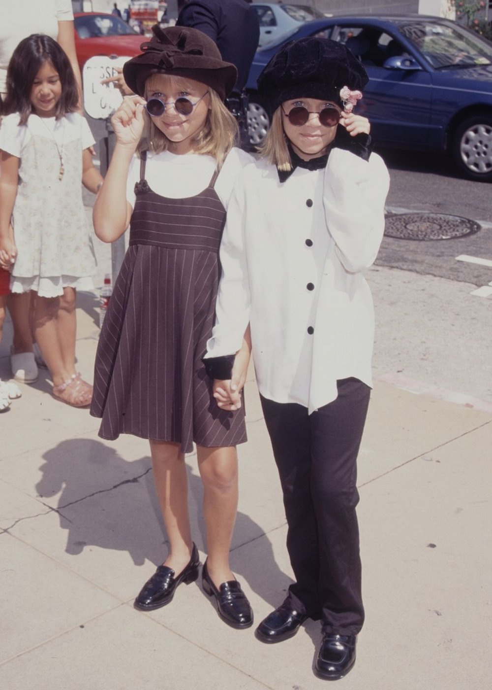 Mary-Kate e Ashley Olsen - estilo - celebridades - gêmeas - street style - https://stealthelook.com.br