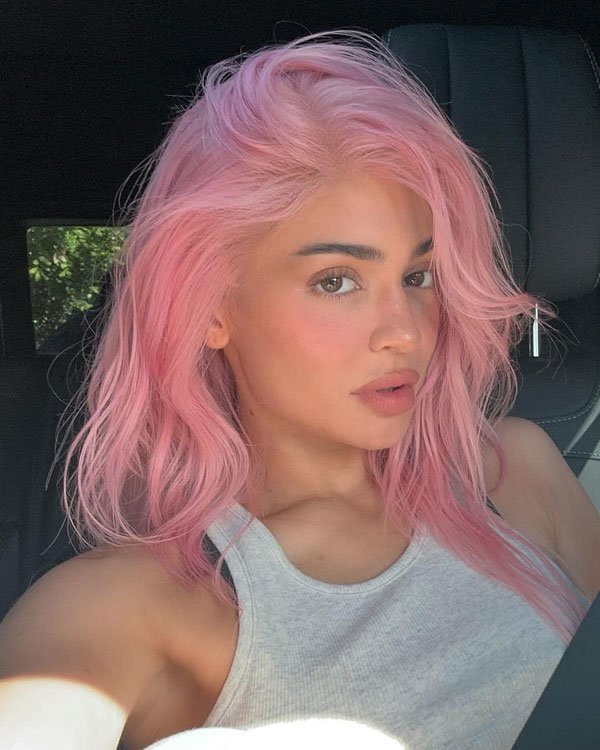 Kylie Jenner - cabelo rosa - Kylie Jenner - Verão - Estados Unidos - https://stealthelook.com.br