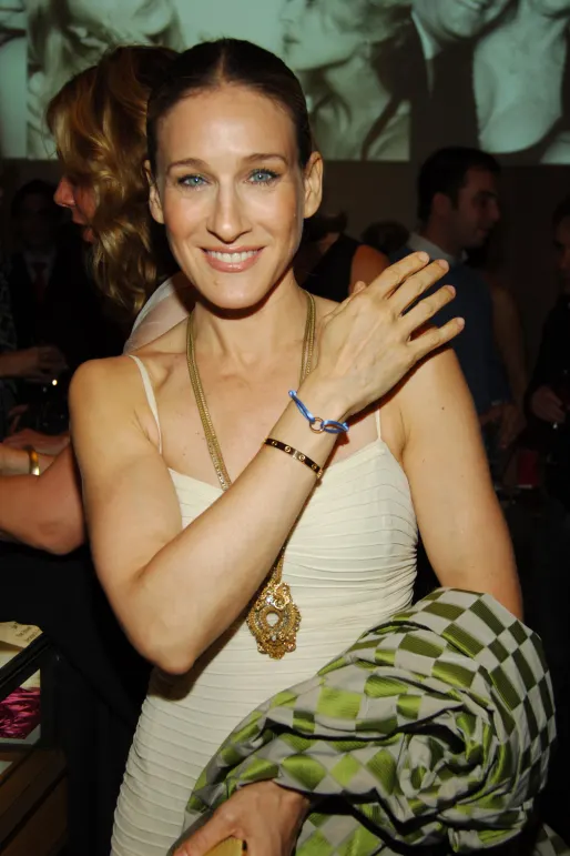 Sarah Jessica Parker - bracelete Love - acessório minimalista - Verão - Estados Unidos - https://stealthelook.com.br