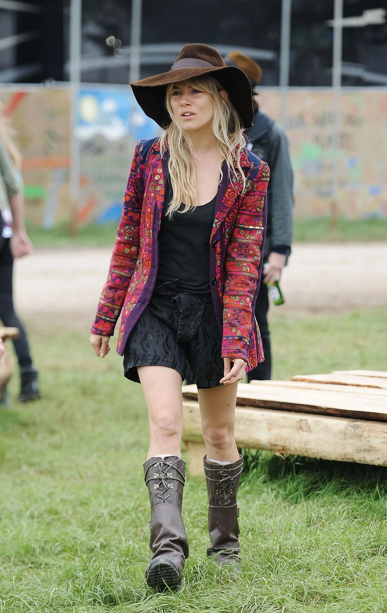 Sienna Miller  - kimono-estampado-short-preto-blusa-botas-chapeu - boho chic - primavera - Inglaterra - https://stealthelook.com.br