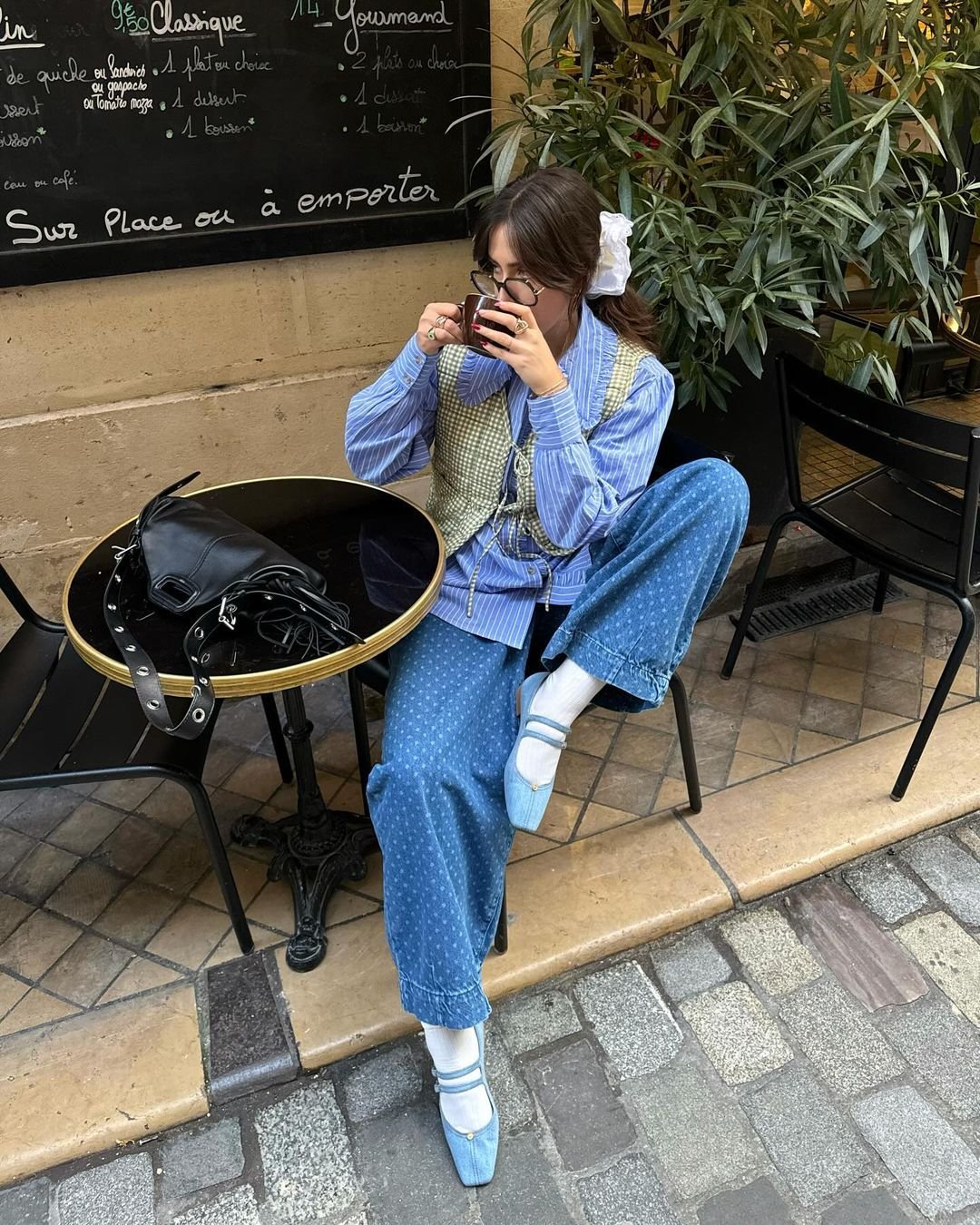 Florette Nacer - camisa-babado-colete-calça-poa-jeans-sapatilha-meia-branca - tendências dos anos 2000 - primavera - Bordeaux - https://stealthelook.com.br