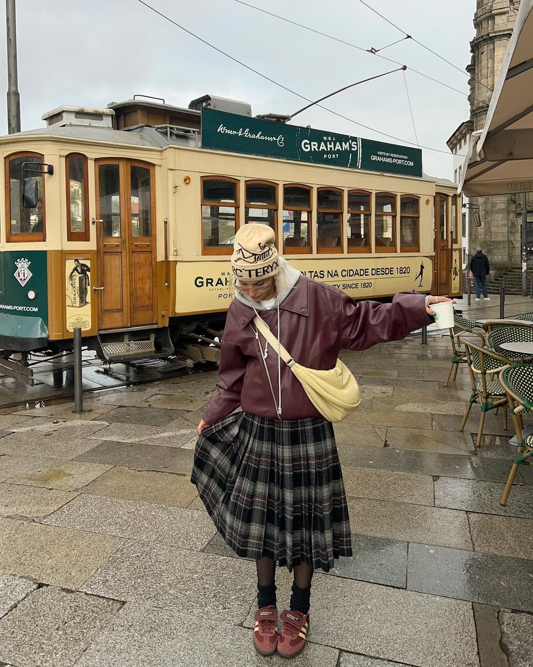 Sofia Coelho - jaqueta-de-couro-touca-saia-xadrez-meia-calça-adidas-samba - saia xadrez - inverno - California - https://stealthelook.com.br