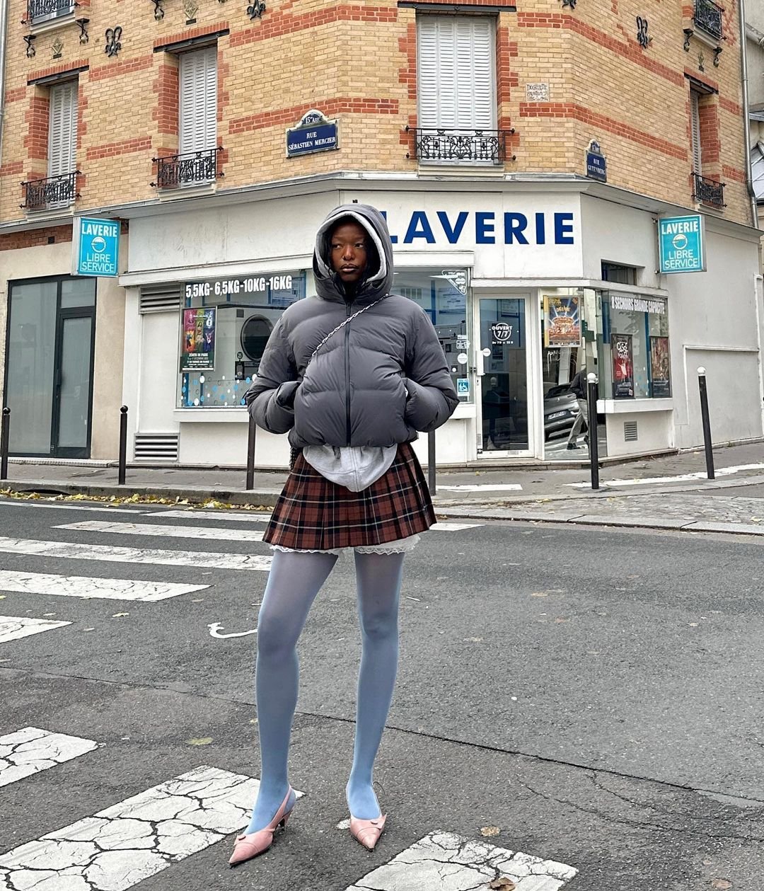 Jessi Regina - jaqueta-puffer-saia-xadrez-curta-meia-calça-scarpin - saia xadrez - inverno - Paris - https://stealthelook.com.br