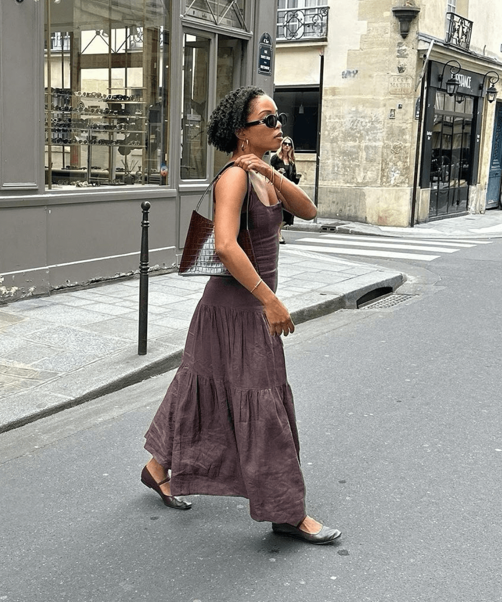 Ellie Delphine - Vestido midi marrom, sapatilhas e bolsa de ombro - vestido elegante e estiloso - primavera - mulher negra andando na rua usando óculos de sol - https://stealthelook.com.br