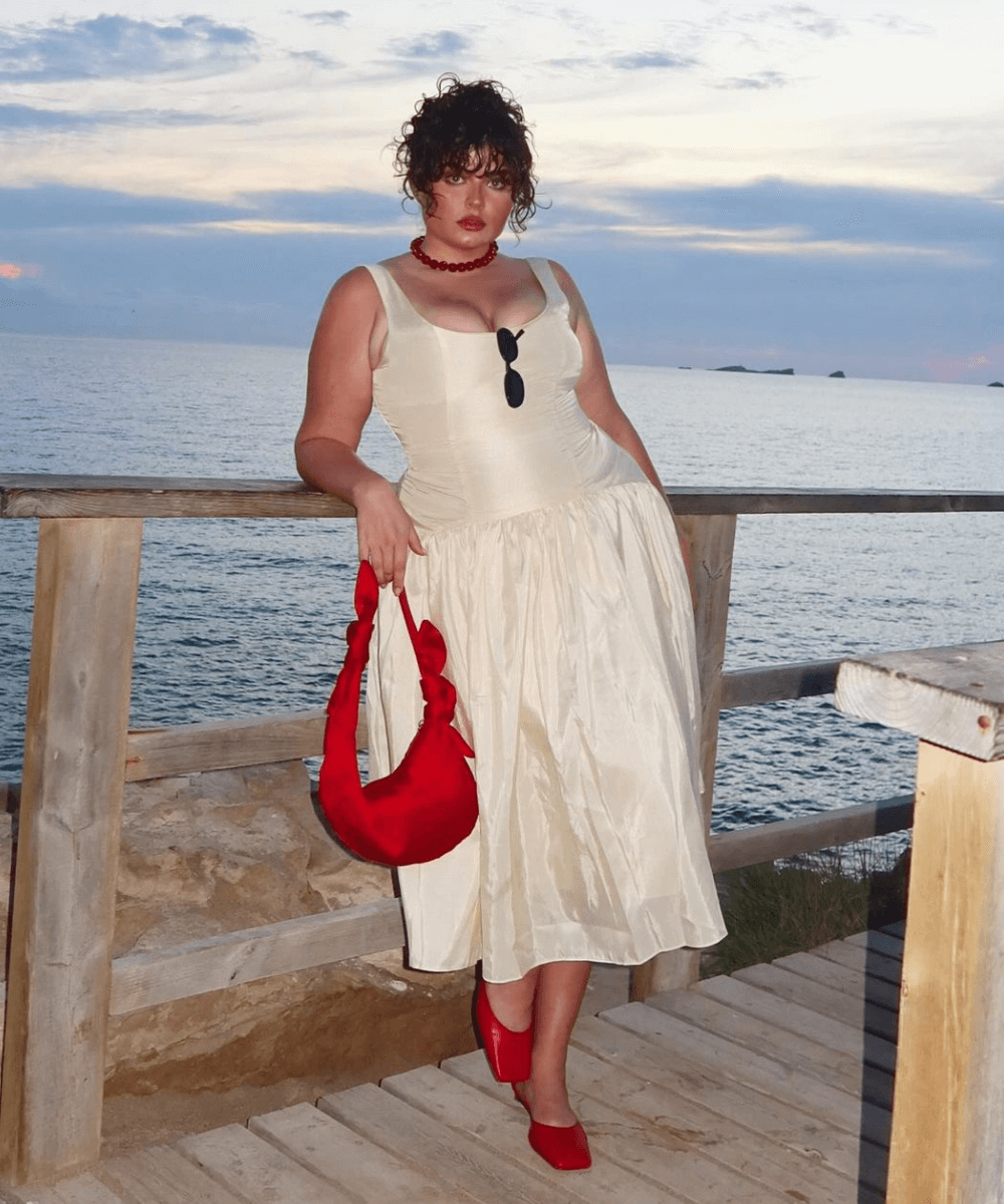 Francesca Perks - vestido midi off white, sapatilha e bolsa vermelha - vestido elegante e estiloso - verão - mulher morena em pé em uma varanda - https://stealthelook.com.br