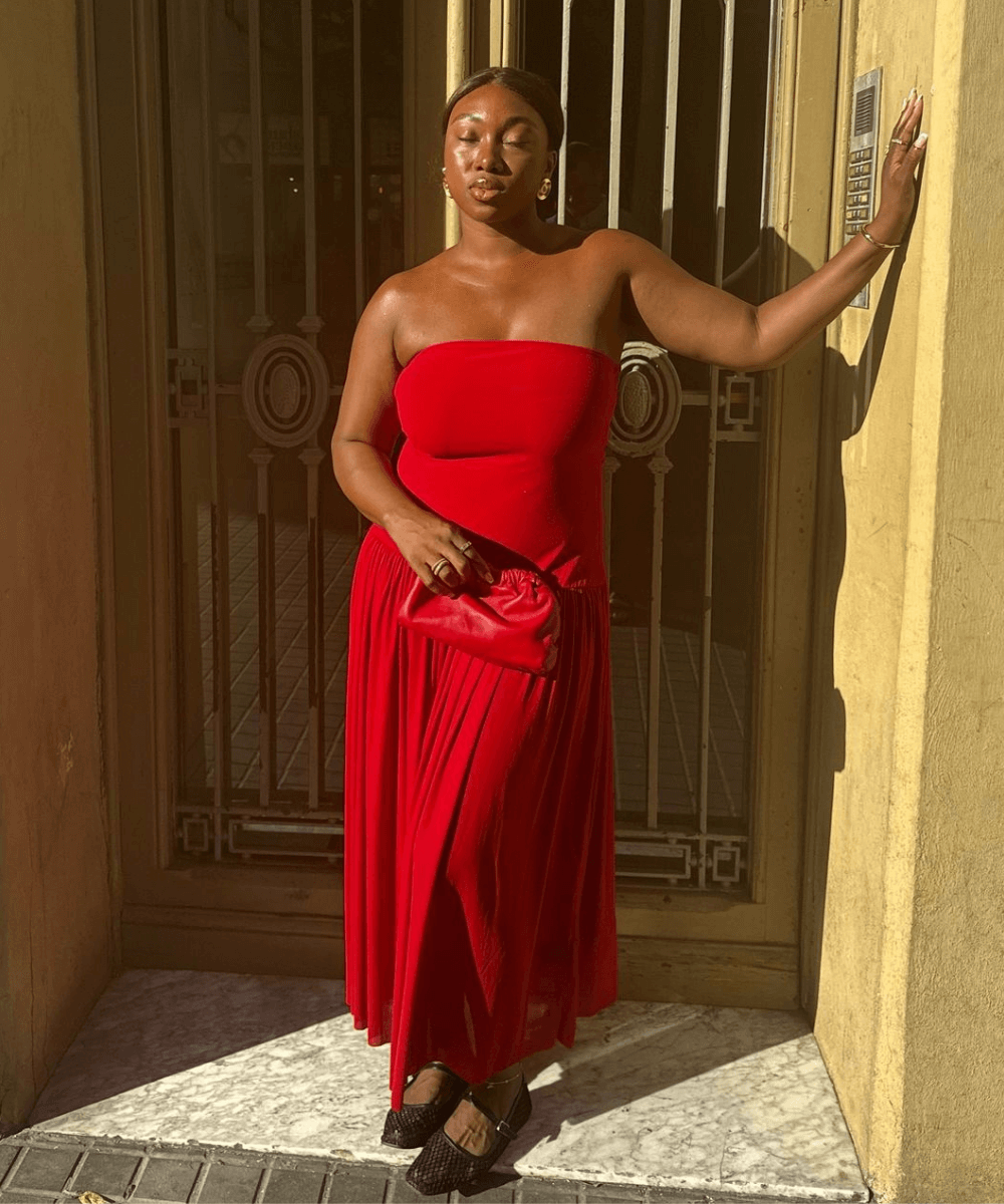 Nnenna Echem - vestido midi vermelho e sapatilhas - vestido elegante e estiloso - verão - mulher negra em pé na rua - https://stealthelook.com.br