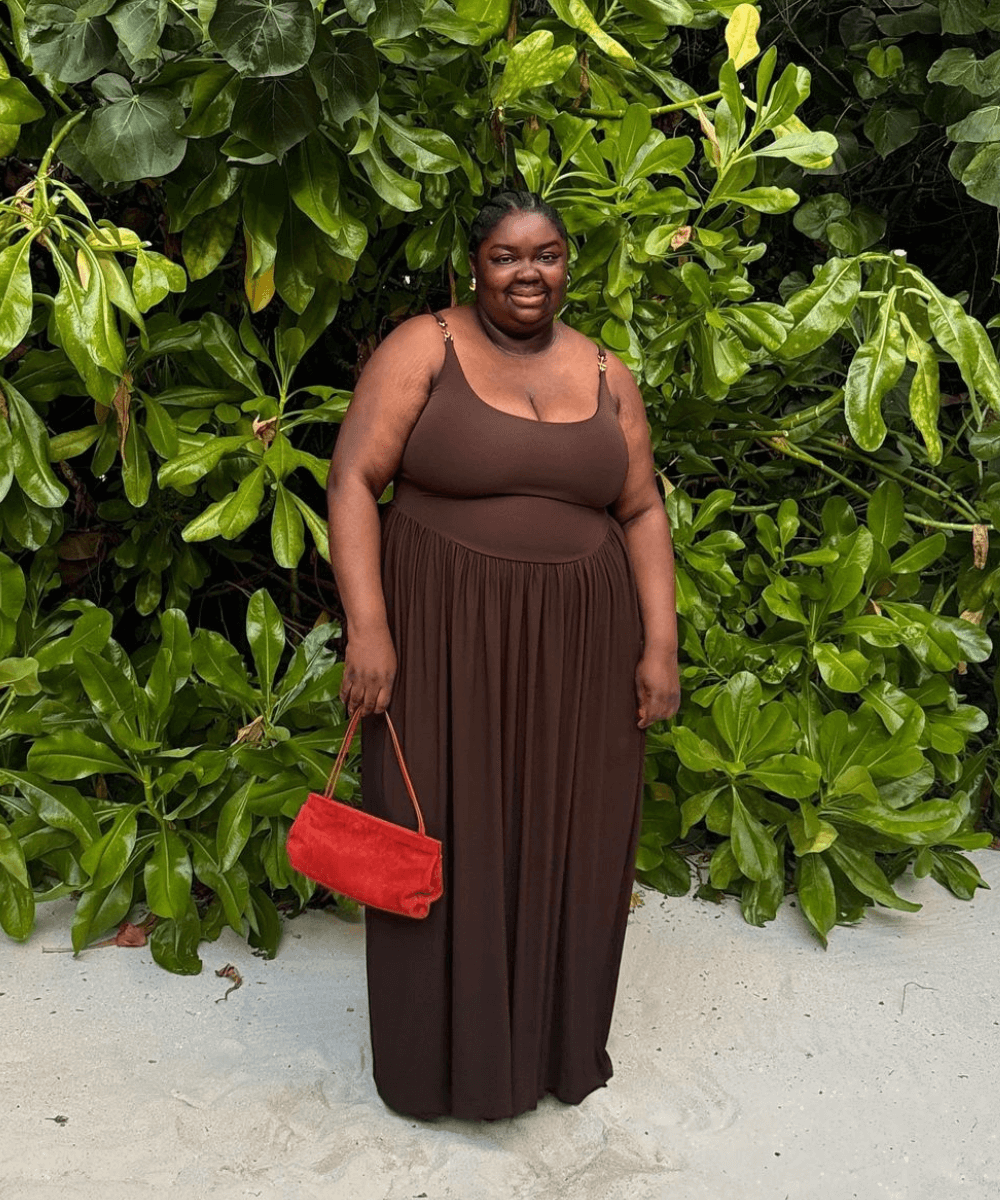 Abisola Omole - vestido marrom midi e bolsa vermelha - vestido elegante e estiloso - verão - mulher negra em pé na rua - https://stealthelook.com.br