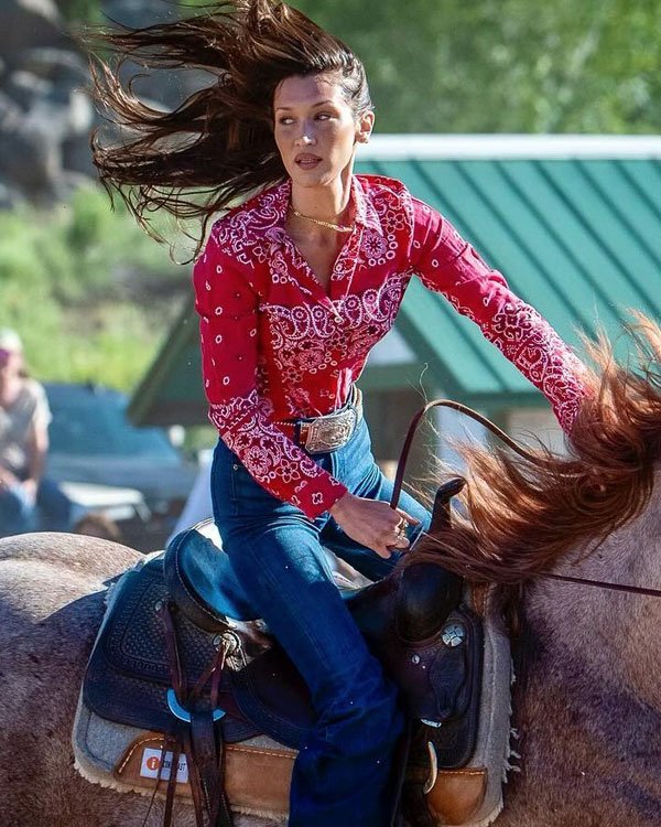 Bella Hadid usa camisa com estampa Paisley.