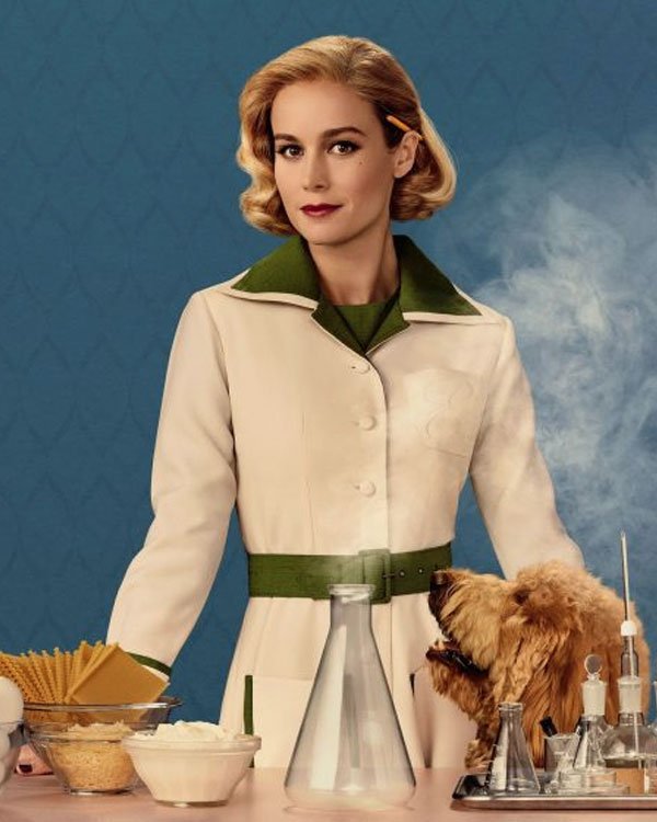 Imagem de mulher vestindo um elegante casaco branco com detalhe verde no colarinho, punhos e cinto. Estilo vintage, cabelo ondulado retrô e batom vermelho. Acompanha elementos de laboratório e cachorro fofo.