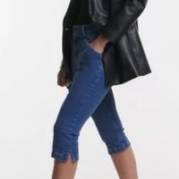 Calça Capri Jeans Com Recorte Central E Bolsos Azul