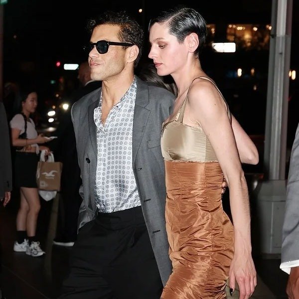 Só eu estou obcecada pelos looks de casal de Emma Corrin e Rami Malek?