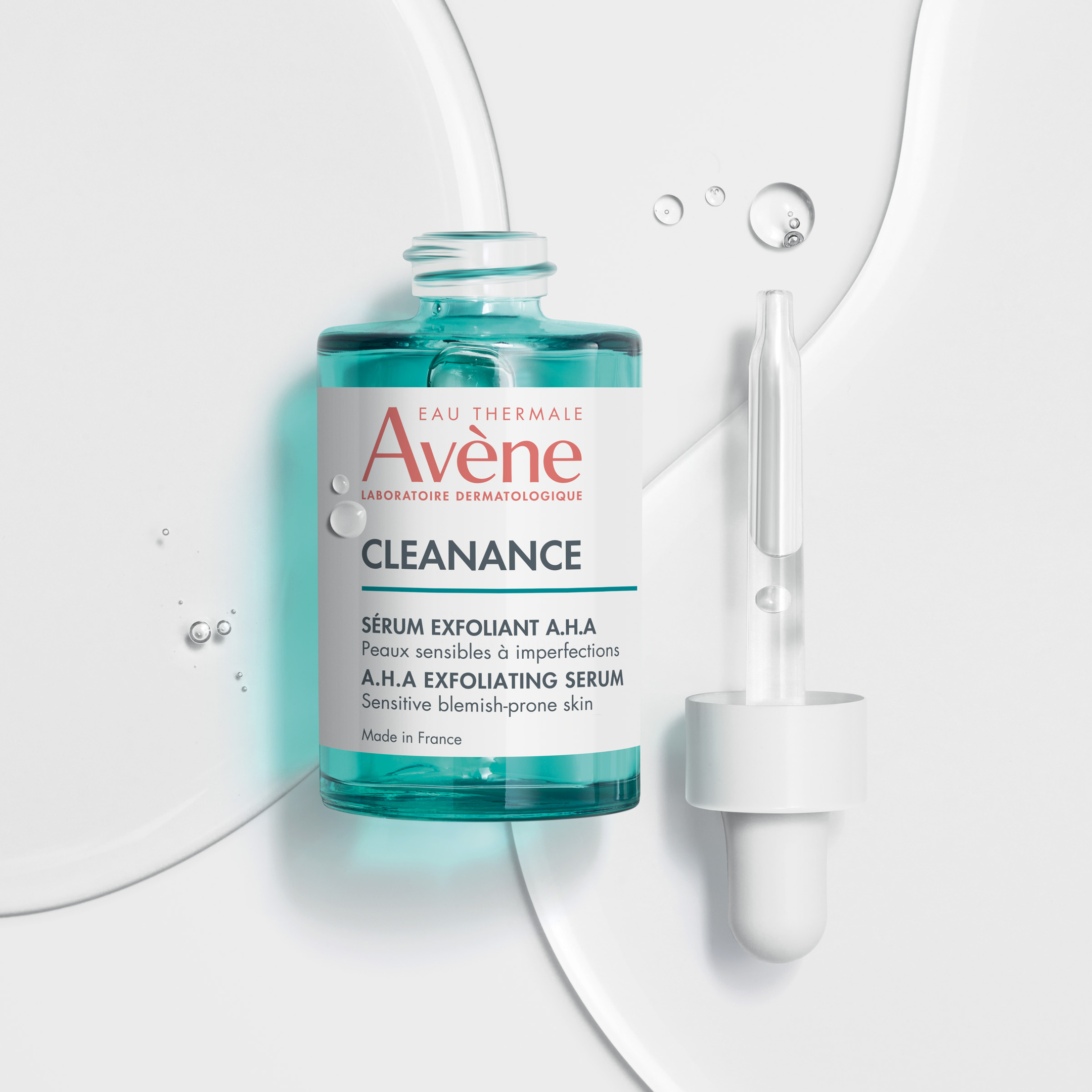 Frasco de sérum esfoliante Avène Cleanance, com design moderno e minimalista. Tampa branca com conta-gotas. Popular entre adeptos de rotinas de cuidados com a pele, tendência em produtos dermatológicos para peles sensíveis e propensas a imperfeições.