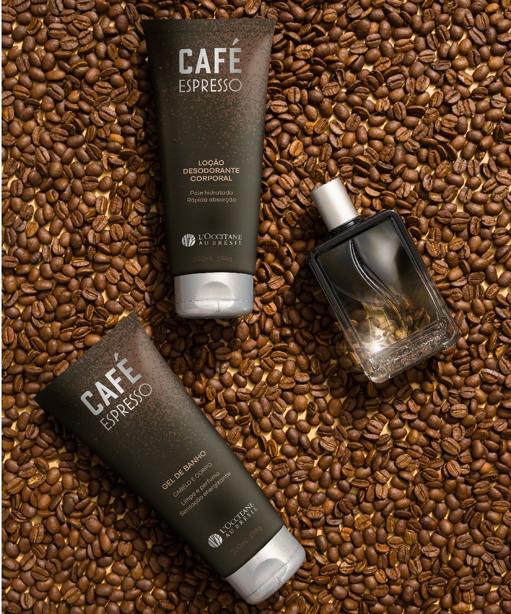 linha Café Espresso da L’Occitane au Brésil, incluindo loção desodorante corporal e gel de banho. Ambos estão sobre uma superfície de grãos de café, lançamentos de beleza