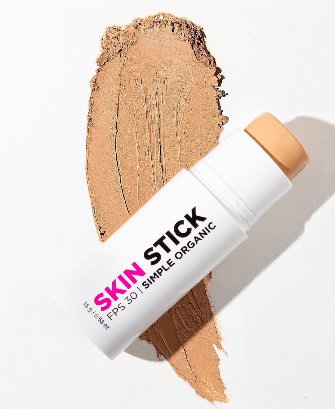 Produto de beleza moderno, o Skin Stick FPS 30 da Simple Organic é um bastão prático de maquiagem com formulação orgânica. Ideal para peles sensíveis, oferece proteção UV e cobertura natural, seguindo a tendência de cosméticos sustentáveis e multitarefa.