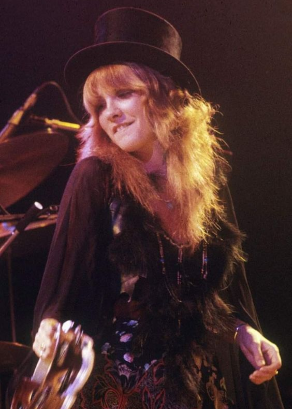 Stevie Nicks de cartola preta.