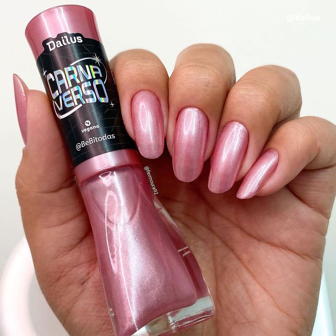 Unhas com esmalte rosa perolado 