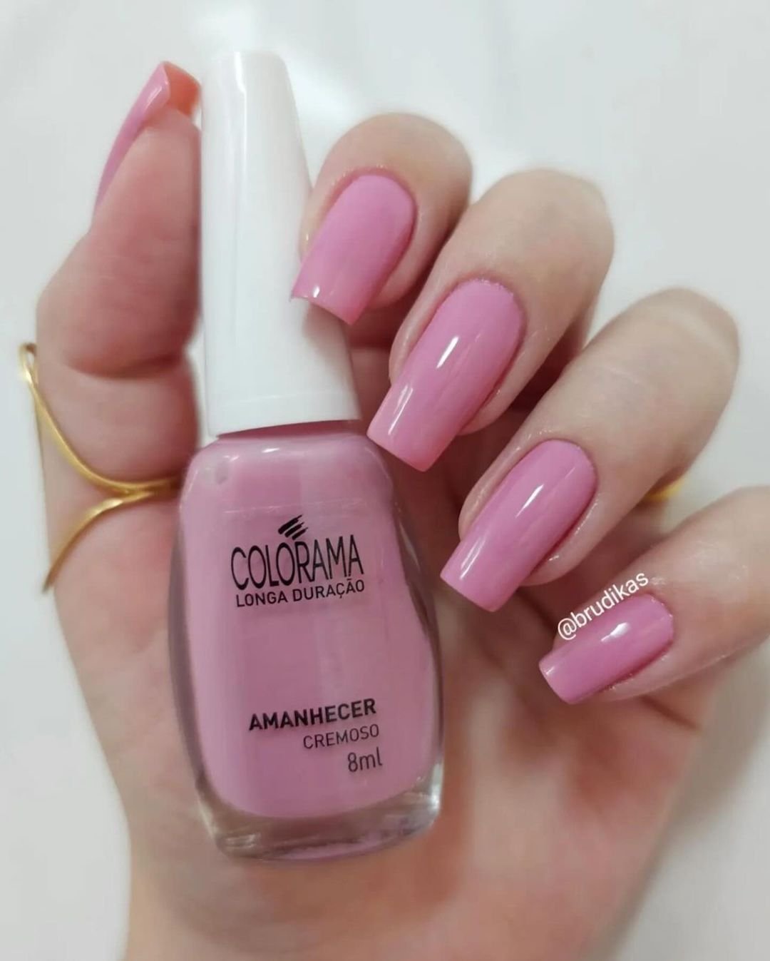 Esmalte Colorama Amanhecer Cremoso de longa duração, na cor rosa claro. Tendência de moda para unhas, ideal para quem busca um look delicado e sutil. Destaque para anéis finos e minimalistas, complementando o estilo elegante. esmalte rosa