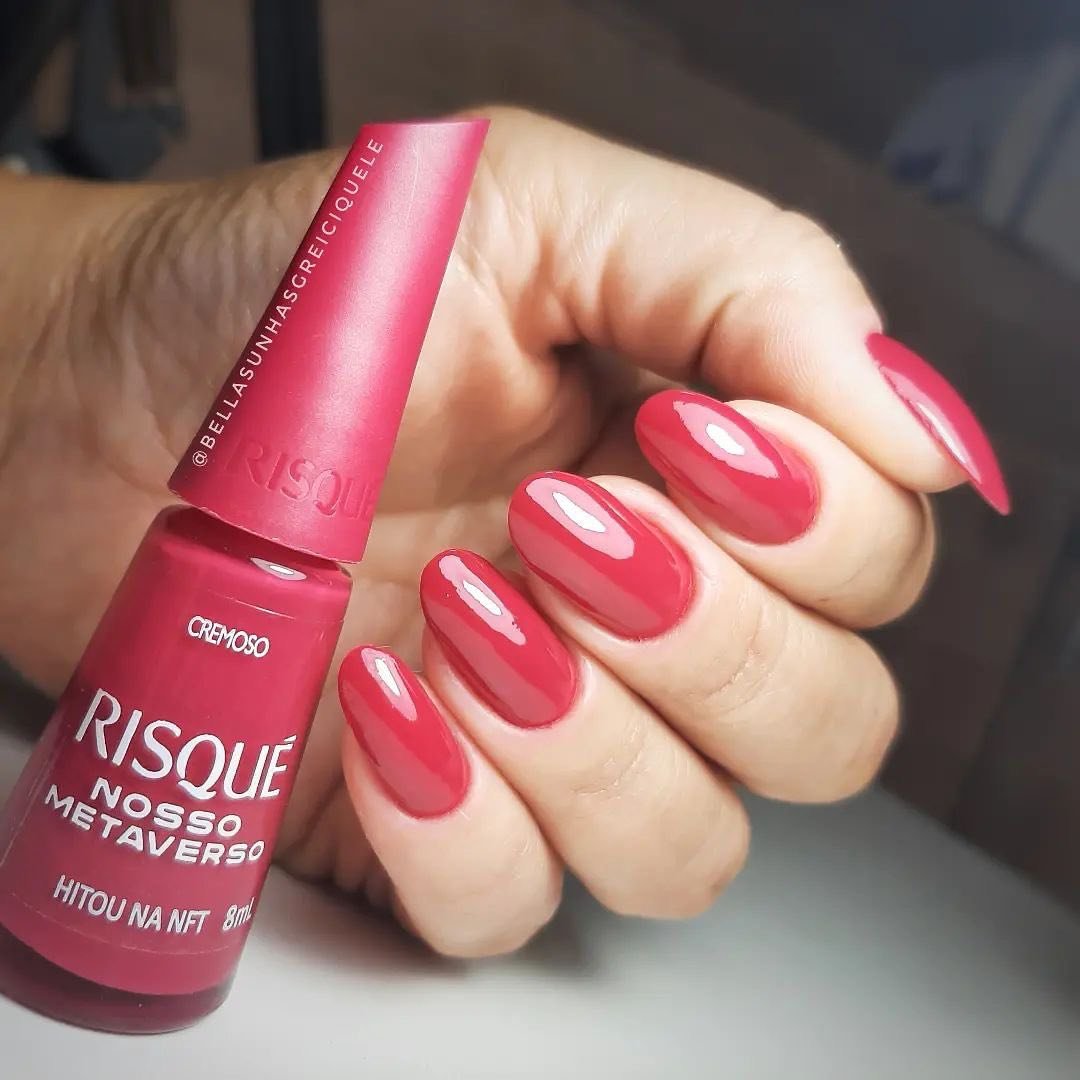 Esmalte Risqué Nosso Metaverso em destaque, com unhas decoradas em tons de rosa cremoso. A nail art reflete tendências modernas com acabamento liso e brilho intenso, ideal para um look sofisticado e elegante.