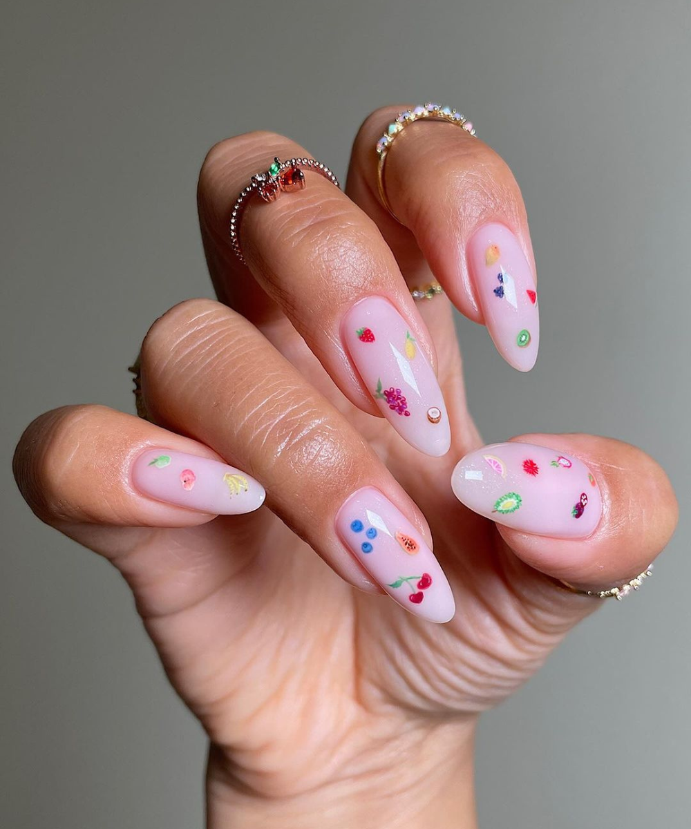 Unhas decoradas com frutas.