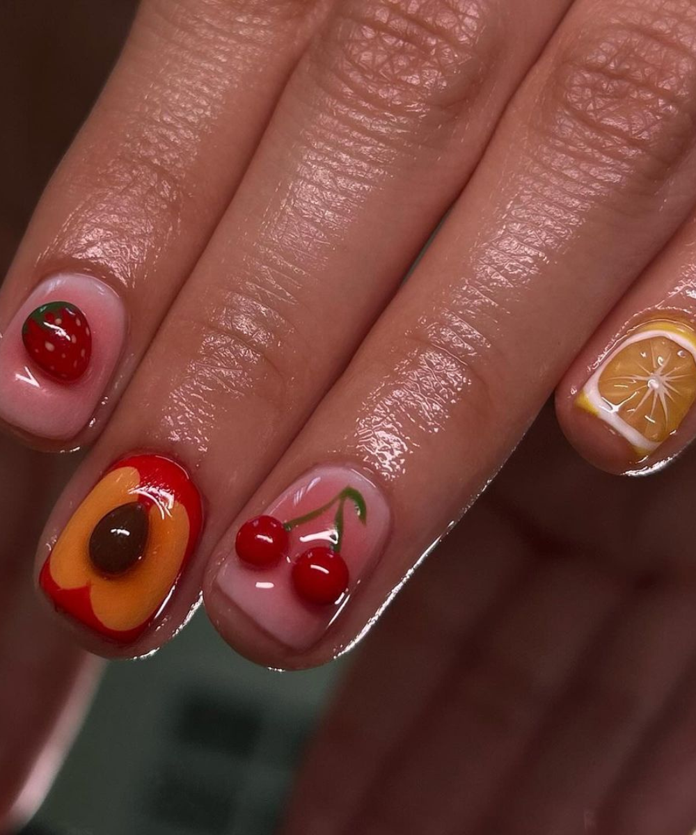 Unhas decoradas com frutas em 3D.