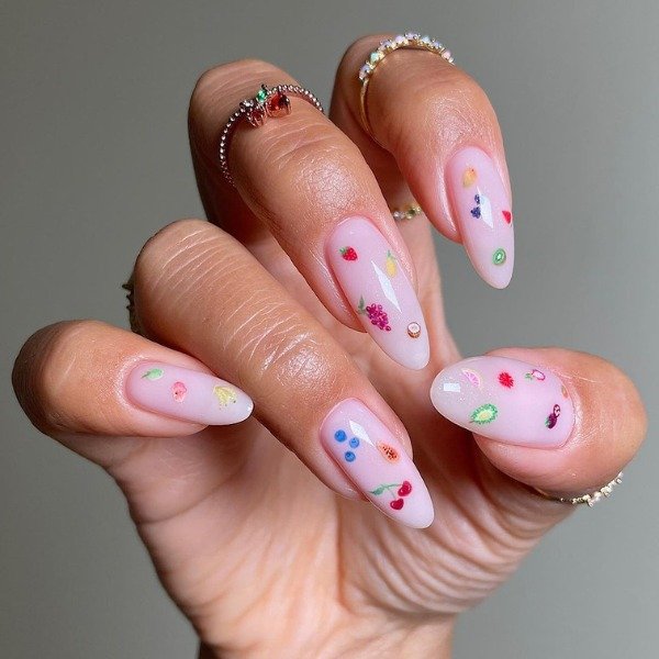 Sim, as unhas decoradas com frutas são um hit e podemos provar