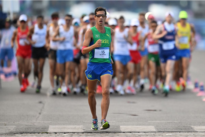 Atleta brasileiro vestindo uniforme verde e azul com o nome 