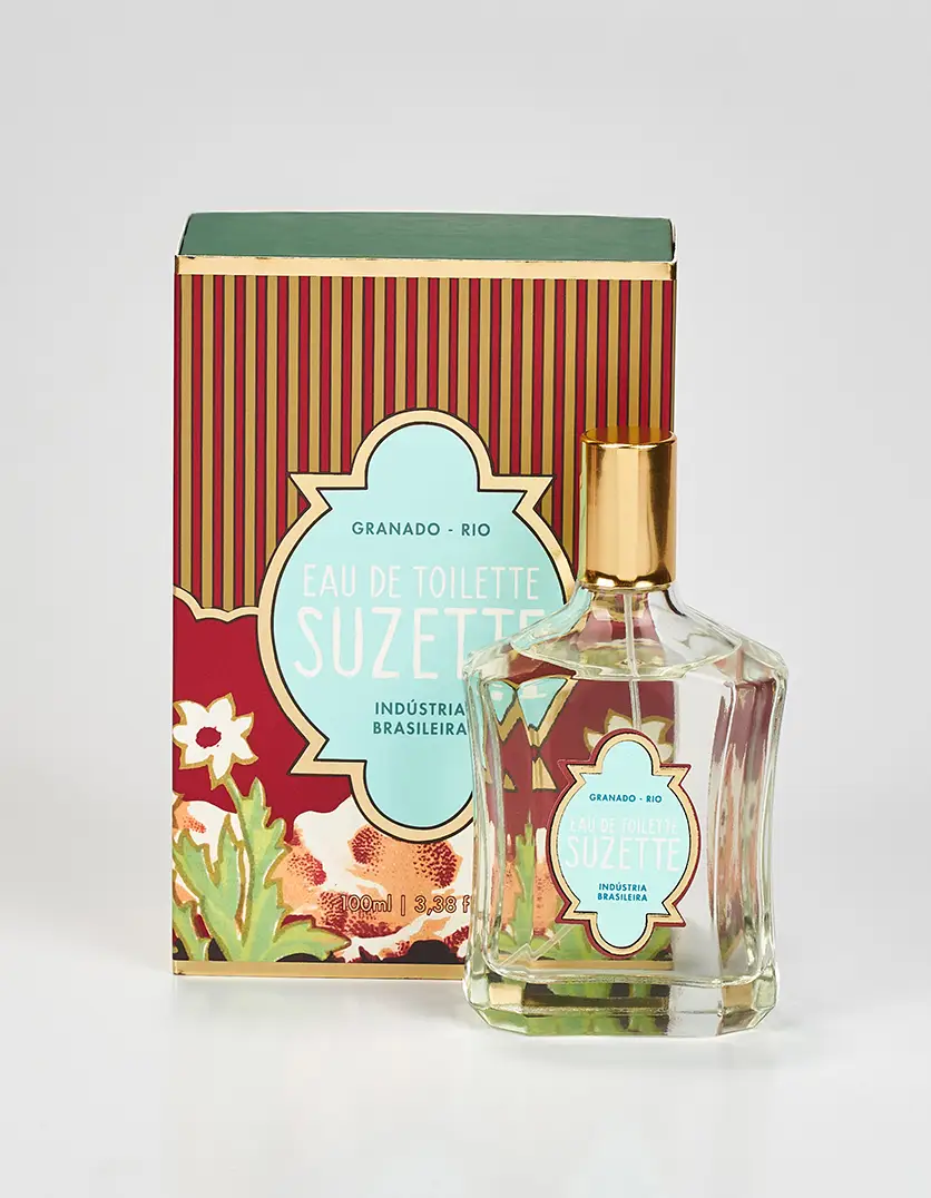 Suzette da linha Granado - Rio, embalagem com design vintage e aquarelas florais. Frasco elegante com tampa dourada, remete ao glamour clássico. Ideal para colecionadores e apreciadores de fragrâncias atemporais. perfumes femininos brasileiros