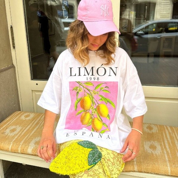 Sim, a camiseta com estampa de fruta é a nova obsessão das fashionistas