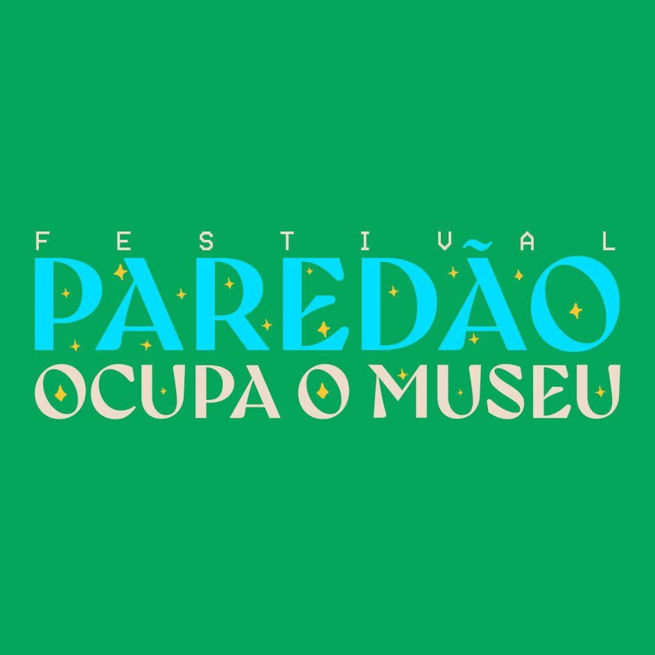 Cartaz do Festival Paredão Ocupa o Museu. Design vibrante com cores verde, azul e amarelo. Fontes modernas e estilizadas, com elementos gráficos. Tendências de moda: estampas gráficas e cores arrojadas com uma estética moderna e cultural.