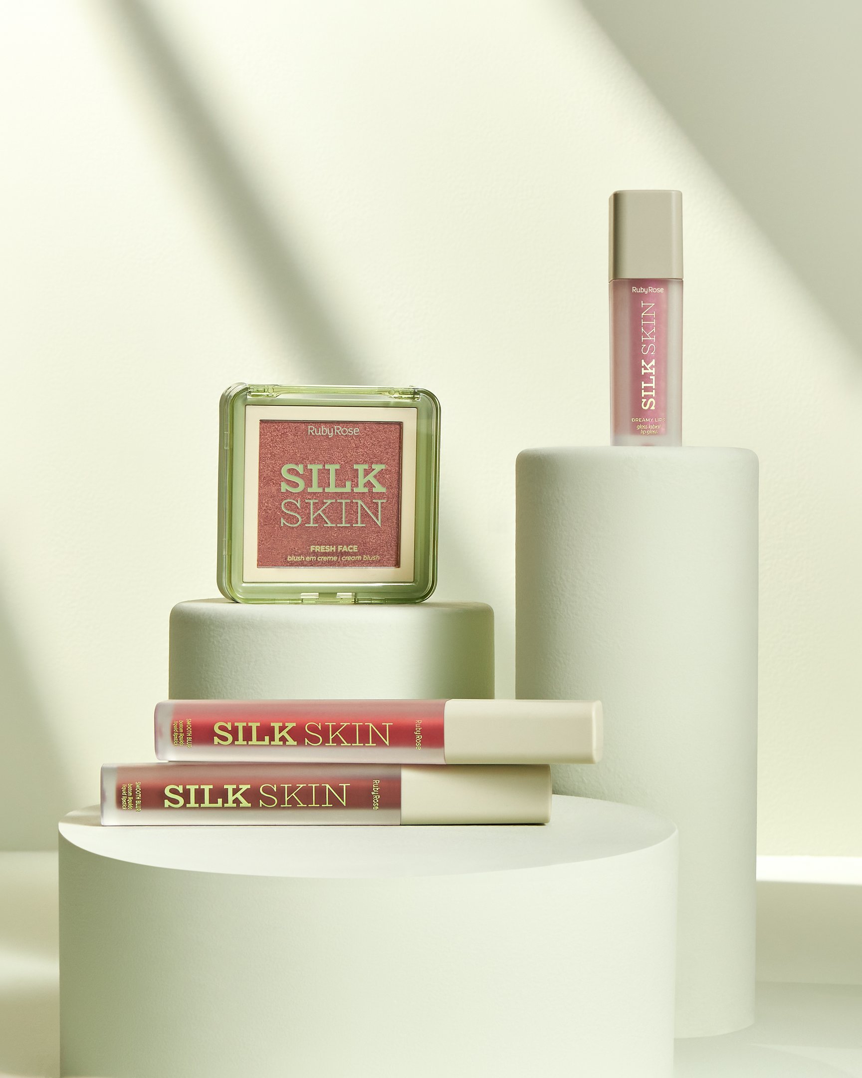 Imagem de produtos de maquiagem Ruby Rose, linha Silk Skin. Composta por blush em pó compacto e corretivo líquido, destaca-se pelo design clean e sofisticado. Ideal para indexação em buscas sobre tendências de beleza, maquiagem e cuidados com a pele.