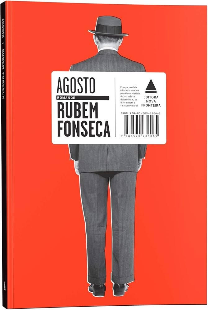 Homem de costas usando terno cinza, chapéu clássico e sapatos sociais pretos, em uma capa de livro vermelha. Estilo retrô que remete às décadas de 1940 e 1950, destacando moda formal masculina da época.