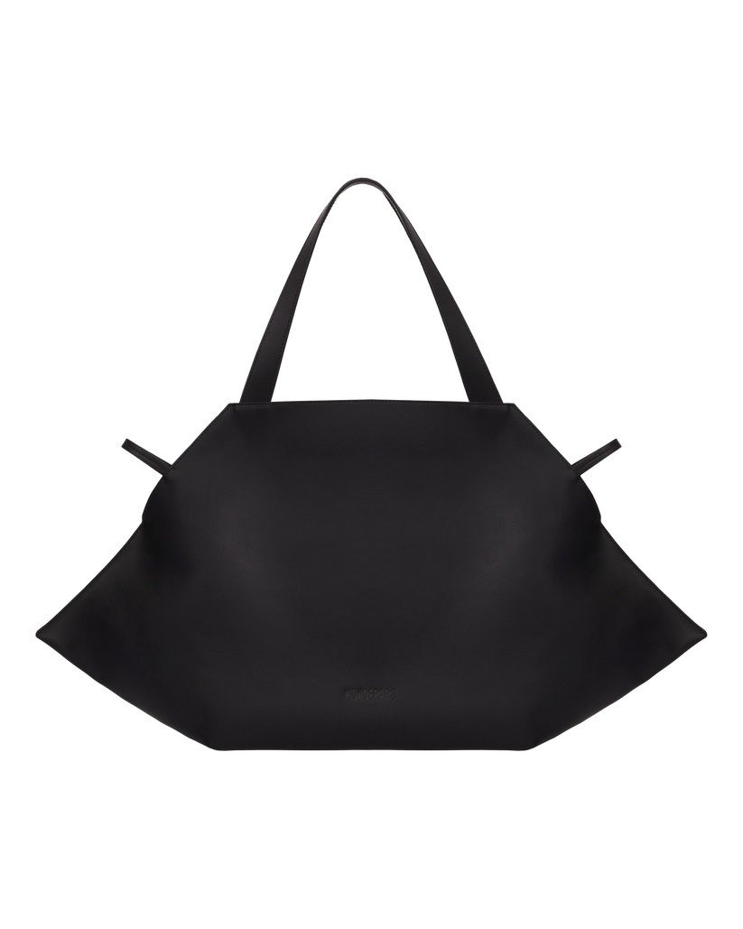 Bolsa tote preta, ampla e elegante, com design minimalista. A peça é confeccionada em material sintético, destacando-se pela sua forma estrutural única e alças duplas. Ideal para composições casuais e sofisticadas, seguindo tendências de moda contemporâneas.