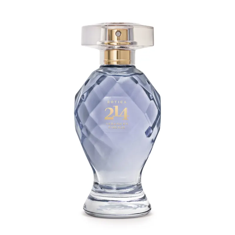 Frasco de perfume Botica 214, com design sofisticado e elegante em vidro transparente, levemente azulado e lapidado, refletindo tendência de luxo e modernidade. Detalhes dourados adicionam um toque de requinte. perfumes femininos brasileiros