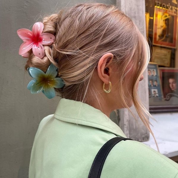 Presilha de flor: o acessório de cabelo favorito das estilosas