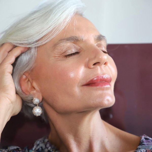 Pro-aging: a tendência de beleza para 40+ que abraça o envelhecimento