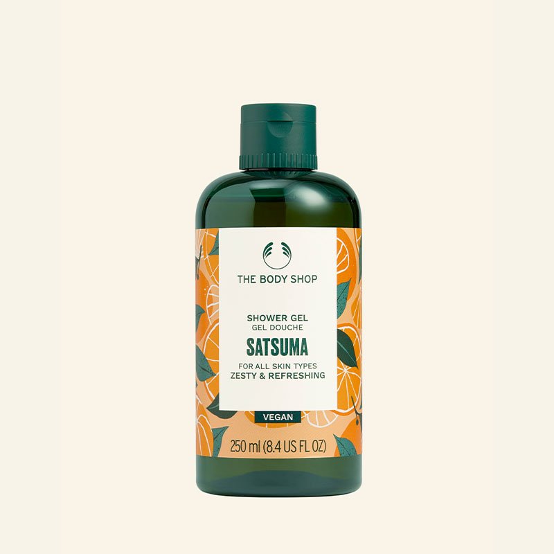 Gel de banho da The Body Shop, fragrância Satsuma. Embalagem de 250 ml com design moderno em tons de verde e laranja, destacando ingredientes naturais e marca vegana. Aroma refrescante, ideal para ficar cheirosa o dia inteiro