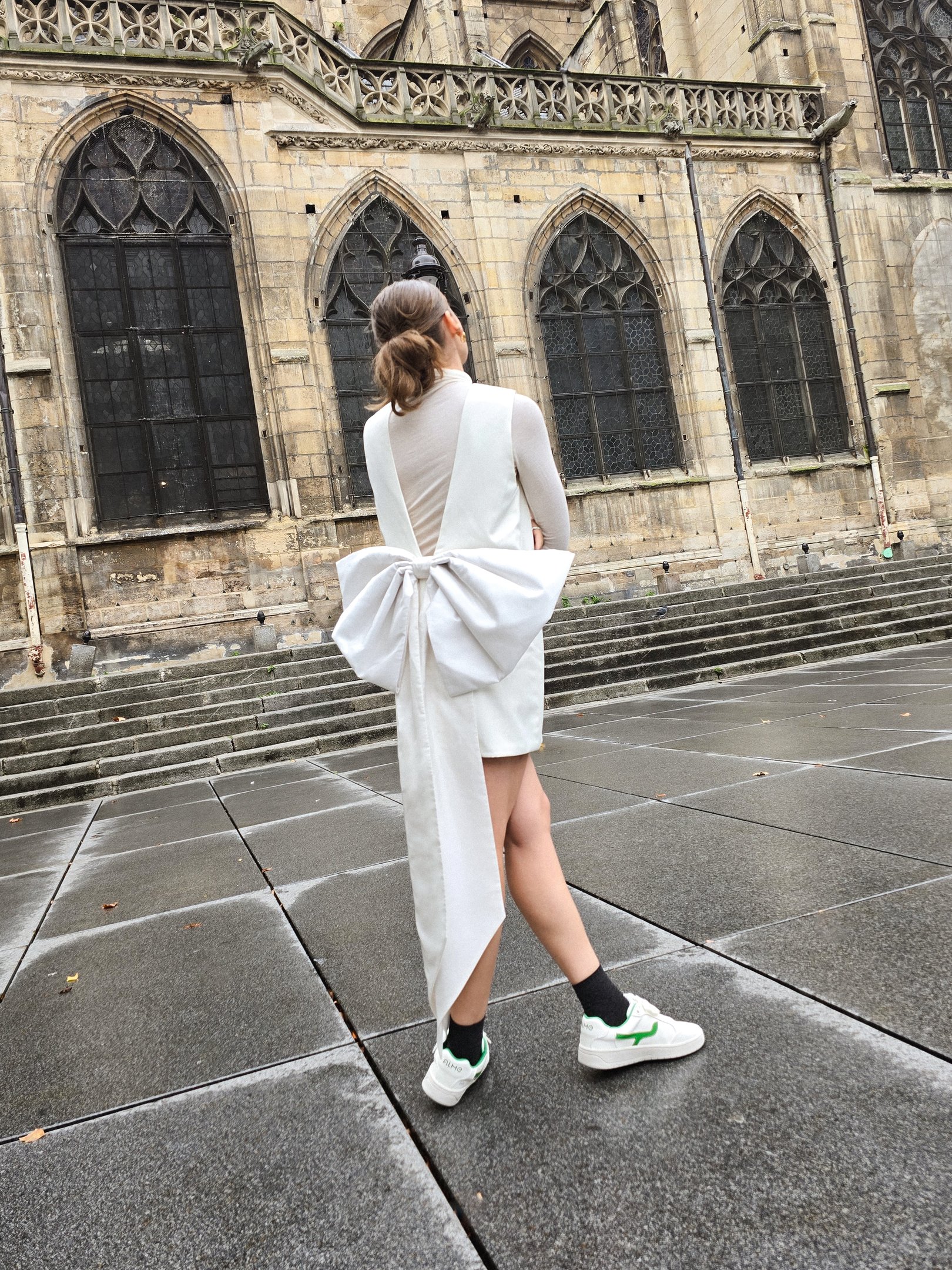 Isabella Aredes usa vestido branco com laço combinado com o Tênis Change da Alme