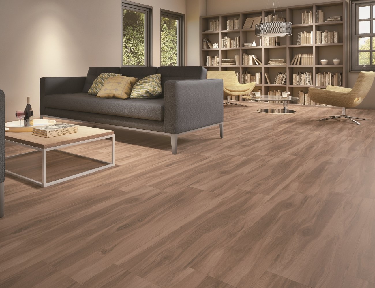 Sala de estar moderna com decoração boho. Sofá cinza escuro com almofadas geométricas, poltronas amarelas e mesa de centro em madeira com estrutura metálica. Piso laminado amadeirado cria ambiente aconchegante. Estante de livros e luminária pendente completam o espaço.