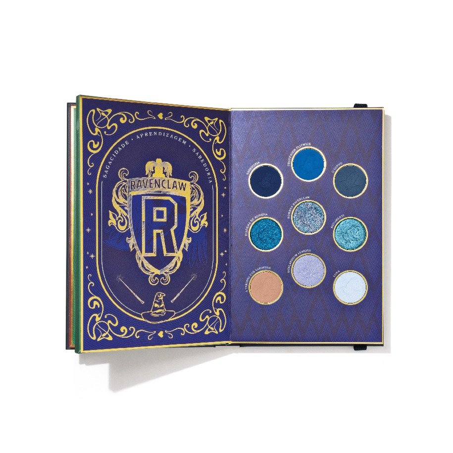 Paleta de sombras inspirada na casa Ravenclaw de maquiagem do Harry Potter. Design elegante em forma de livro com tons de azul, prateado e nude, ideal para fãs que gostam de maquiagem temática e estilo geek chic.