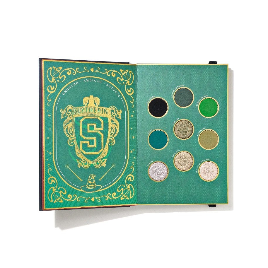 Paleta de sombras inspirada na Sonserina, com capa verde e detalhes em dourado. Inclui nove cores vibrantes, ideais para maquiagem temática e looks ousados, seguindo tendências de moda geek e inspiradas na franquia maquiagem do Harry Potter.