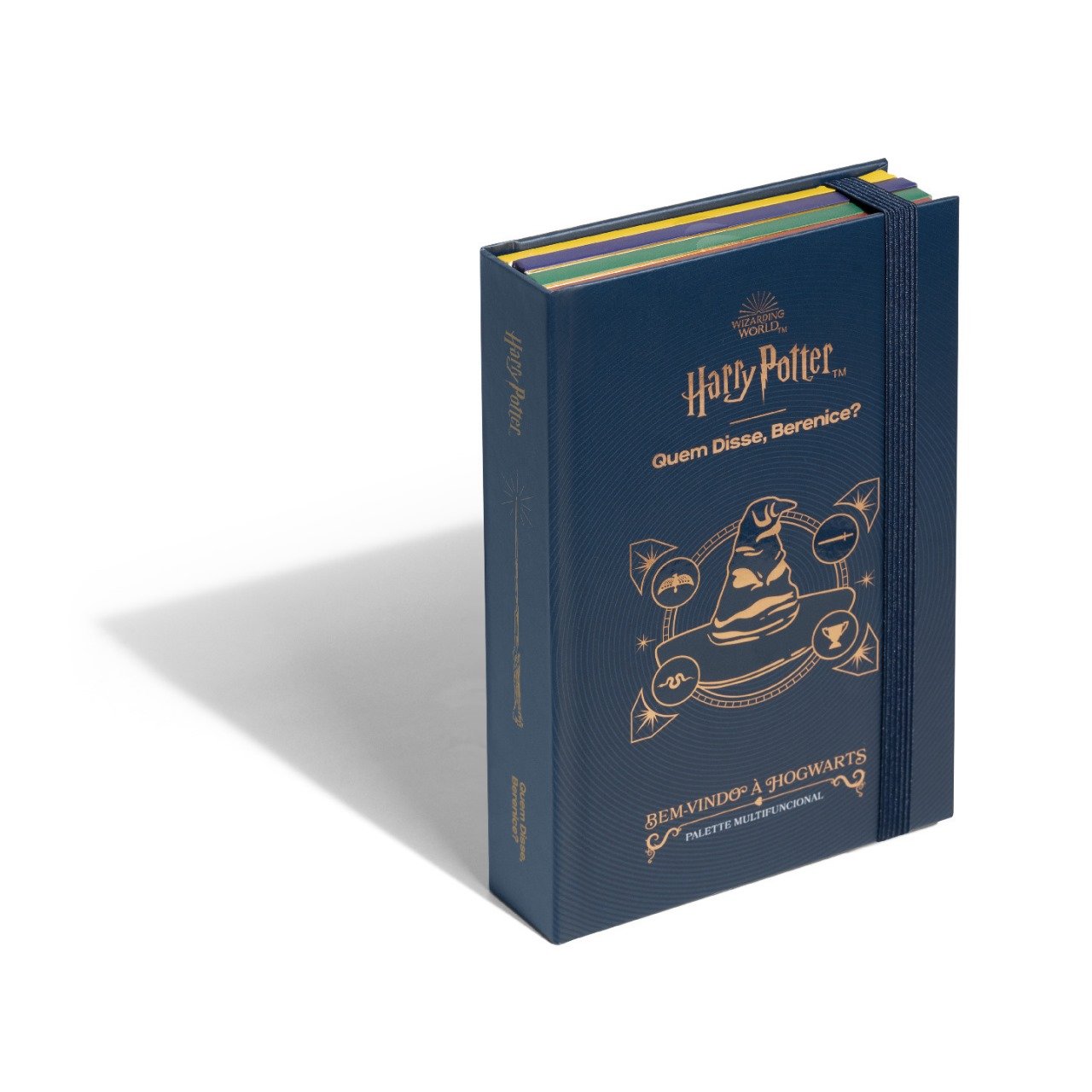 Imagem de uma paleta de maquiagem do Harry Potter, com design em forma de livro de capa dura azul, detalhes dourados e elástico preto para fechamento. Produto combina magia e beleza, tendência entre fãs da série e entusiastas de maquiagem.