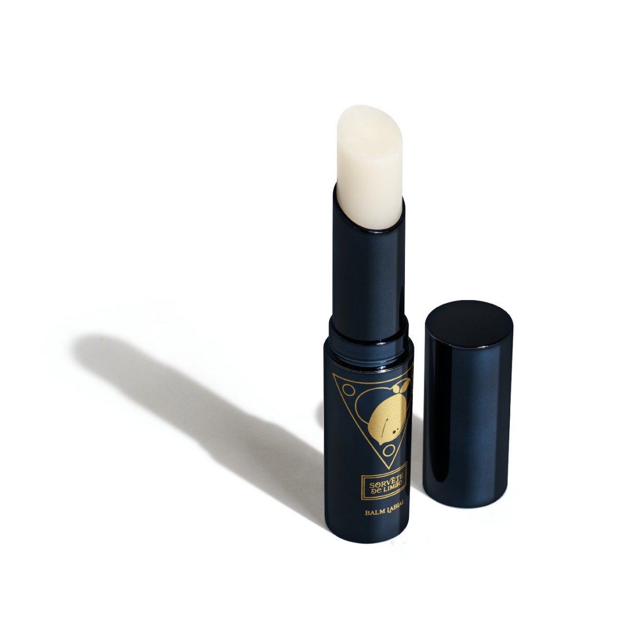 Balm labial com design moderno em embalagem preta sofisticada com detalhes dourados. Ideal para hidratação dos lábios em qualquer estação. A embalagem compacta e elegante segue a tendência minimalista e prática do mercado de beleza. maquiagem do harry potter